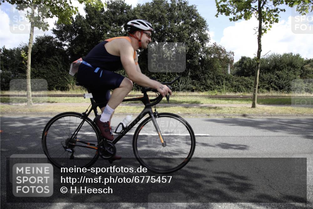 11.08.2024 - GEWOBA Citytriathlon Bremen H.Heesch http://msf.ph/oto/6775457 11.08.2024 11:39:05 Radfahren 821 meine-sportfotos.de