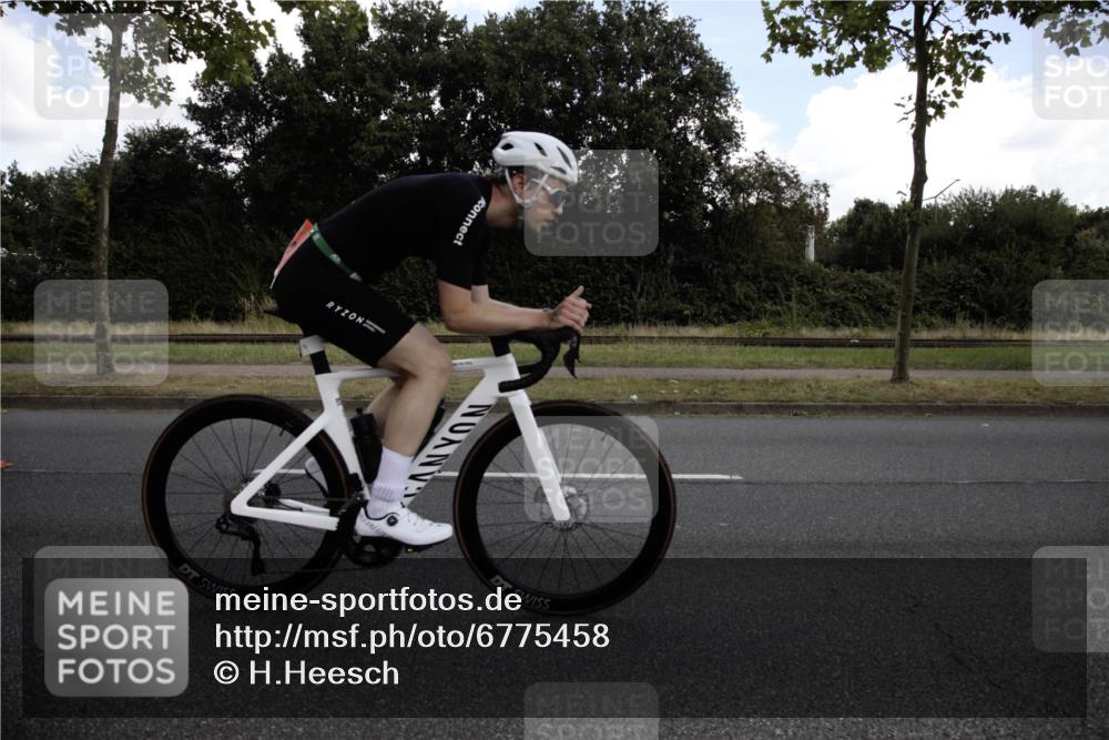 11.08.2024 - GEWOBA Citytriathlon Bremen H.Heesch http://msf.ph/oto/6775458 11.08.2024 11:39:29 Radfahren 782, 823 meine-sportfotos.de