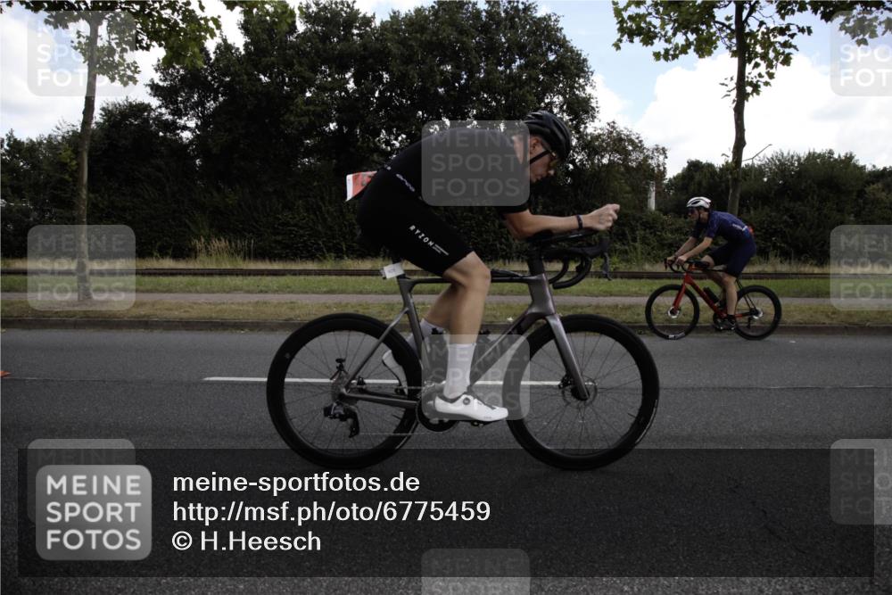11.08.2024 - GEWOBA Citytriathlon Bremen H.Heesch http://msf.ph/oto/6775459 11.08.2024 11:39:38 Radfahren 782, 823 meine-sportfotos.de