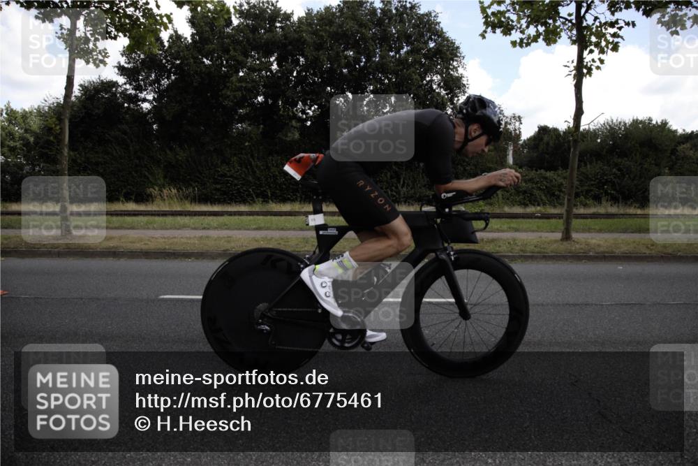11.08.2024 - GEWOBA Citytriathlon Bremen H.Heesch http://msf.ph/oto/6775461 11.08.2024 11:39:53 Radfahren 744, 807, 820, 878 meine-sportfotos.de