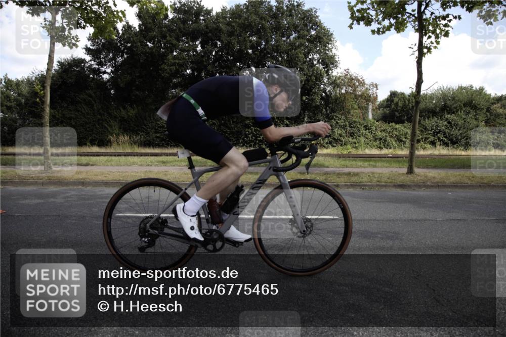 11.08.2024 - GEWOBA Citytriathlon Bremen H.Heesch http://msf.ph/oto/6775465 11.08.2024 11:40:07 Radfahren 744, 820, 858 meine-sportfotos.de