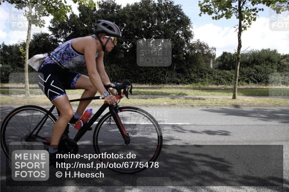 11.08.2024 - GEWOBA Citytriathlon Bremen H.Heesch http://msf.ph/oto/6775478 11.08.2024 11:41:44 Radfahren 758, 786, 835, 859, 965, 1020 meine-sportfotos.de