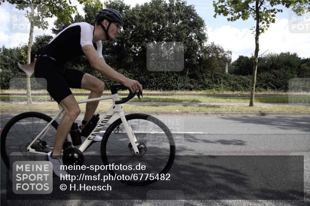 11.08.2024 - GEWOBA Citytriathlon Bremen H.Heesch http://msf.ph/oto/6775482 11.08.2024 11:41:52 Radfahren 758, 786, 859, 905, 965, 1020 meine-sportfotos.de