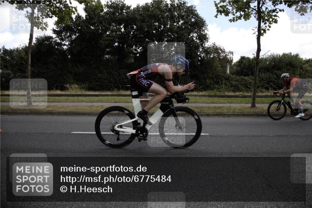 11.08.2024 - GEWOBA Citytriathlon Bremen H.Heesch http://msf.ph/oto/6775484 11.08.2024 11:42:20 Radfahren 834 meine-sportfotos.de