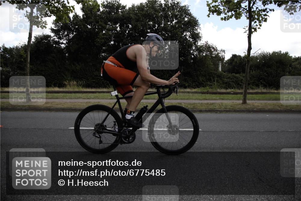 11.08.2024 - GEWOBA Citytriathlon Bremen H.Heesch http://msf.ph/oto/6775485 11.08.2024 11:42:38 Radfahren 857, 877 meine-sportfotos.de