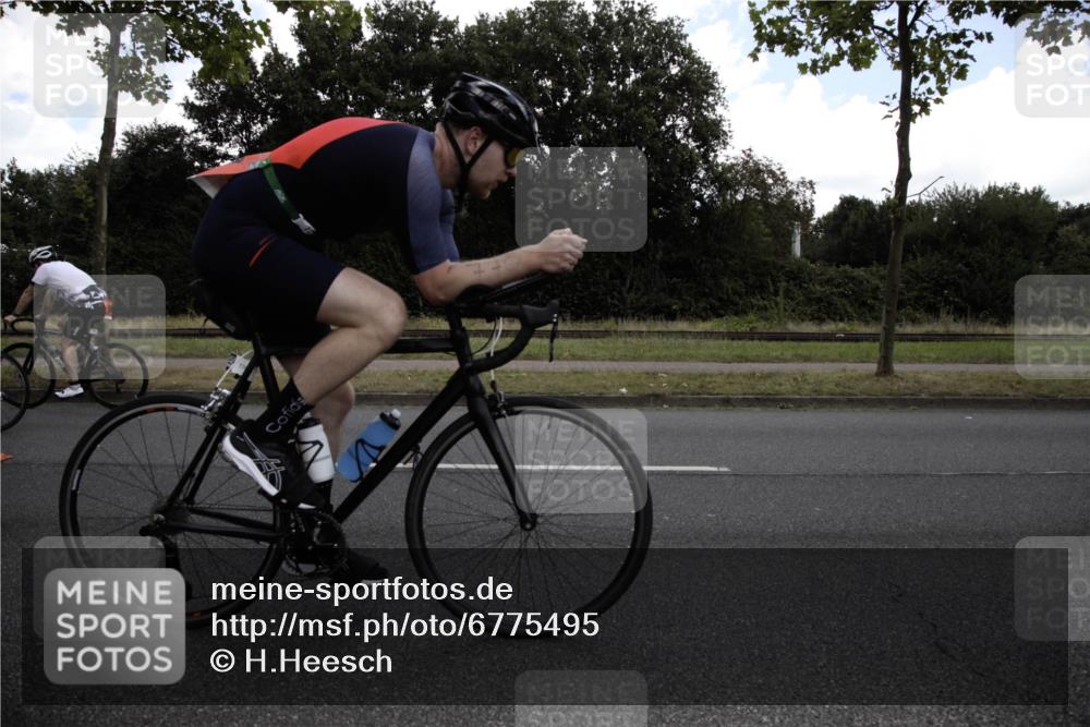 11.08.2024 - GEWOBA Citytriathlon Bremen H.Heesch http://msf.ph/oto/6775495 11.08.2024 11:43:40 Radfahren 770, 846, 868, 925, 1039 meine-sportfotos.de