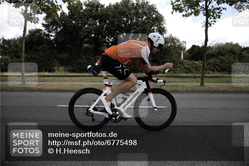11.08.2024 - GEWOBA Citytriathlon Bremen H.Heesch http://msf.ph/oto/6775498 11.08.2024 11:44:04 Radfahren 746, 759, 861, 914, 1039 meine-sportfotos.de
