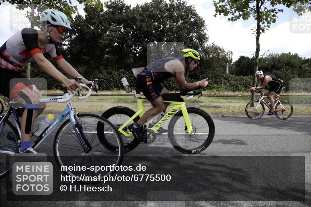 11.08.2024 - GEWOBA Citytriathlon Bremen H.Heesch http://msf.ph/oto/6775500 11.08.2024 11:44:15 Radfahren 746, 759, 861, 926 meine-sportfotos.de