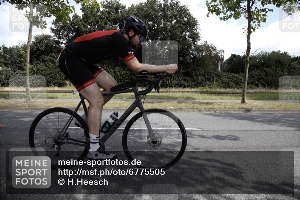 11.08.2024 - GEWOBA Citytriathlon Bremen H.Heesch http://msf.ph/oto/6775505 11.08.2024 11:44:27 Radfahren 759, 836, 855, 861, 926 meine-sportfotos.de