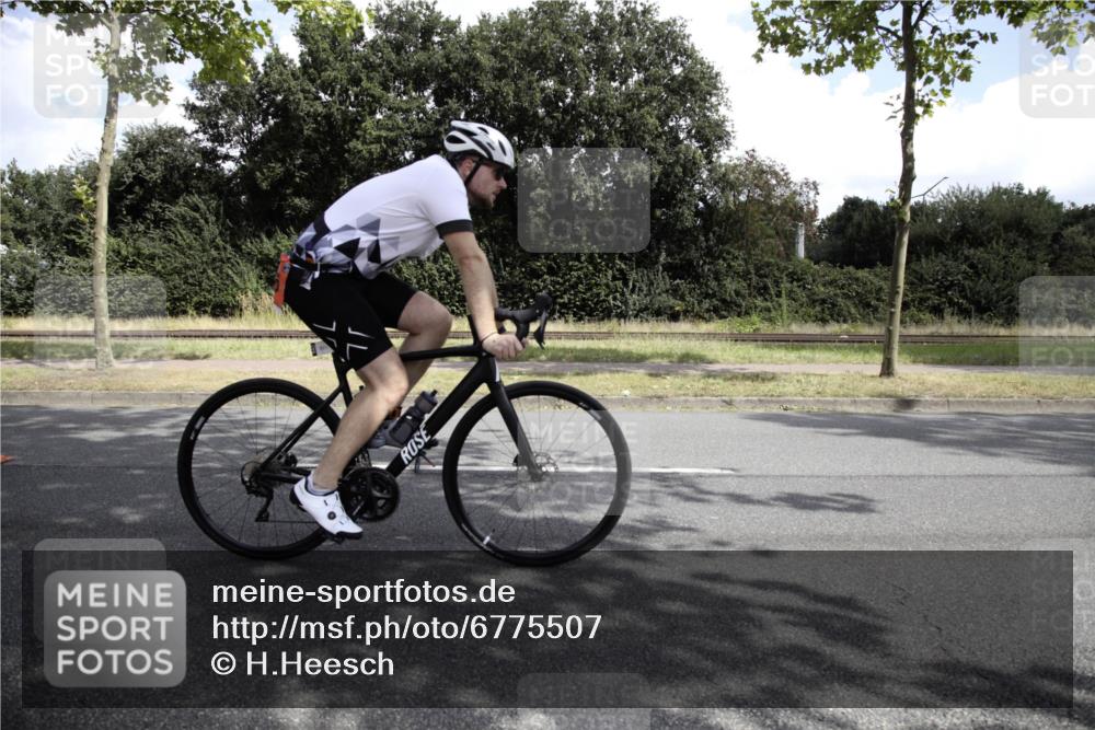 11.08.2024 - GEWOBA Citytriathlon Bremen H.Heesch http://msf.ph/oto/6775507 11.08.2024 11:44:33 Radfahren 833, 836, 855, 926 meine-sportfotos.de