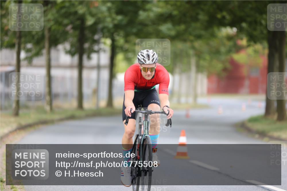 11.08.2024 - GEWOBA Citytriathlon Bremen H.Heesch http://msf.ph/oto/6775508 11.08.2024 11:43:04 Radfahren 756, 780, 1008 meine-sportfotos.de