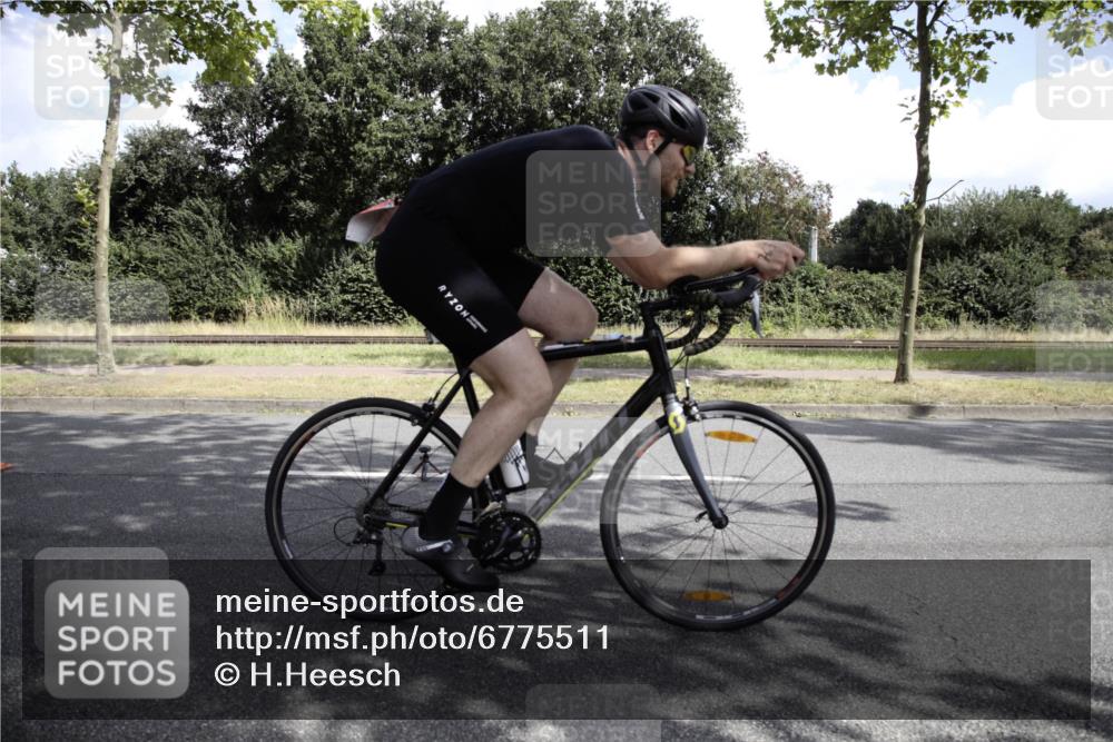 11.08.2024 - GEWOBA Citytriathlon Bremen H.Heesch http://msf.ph/oto/6775511 11.08.2024 11:44:50 Radfahren 763, 827, 833, 916, 956, 964, 996 meine-sportfotos.de