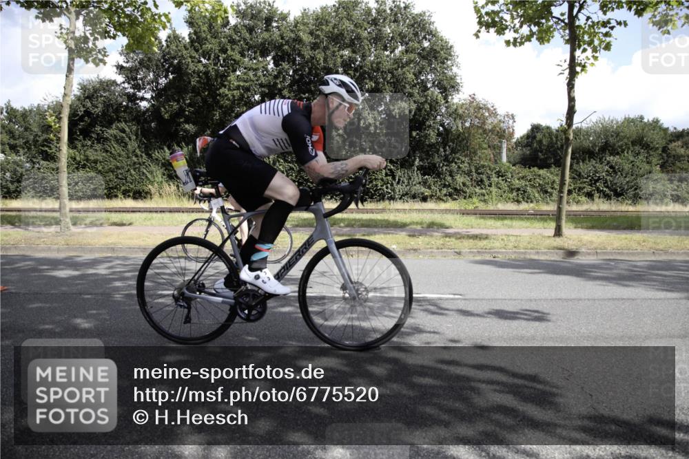 11.08.2024 - GEWOBA Citytriathlon Bremen H.Heesch http://msf.ph/oto/6775520 11.08.2024 11:45:02 Radfahren 827, 916, 927, 956, 964, 973, 996, 1030 meine-sportfotos.de