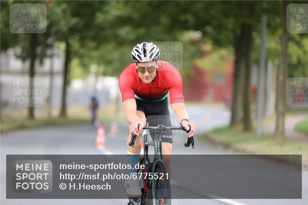 11.08.2024 - GEWOBA Citytriathlon Bremen H.Heesch http://msf.ph/oto/6775521 11.08.2024 11:43:04 Radfahren 756, 780, 1008 meine-sportfotos.de