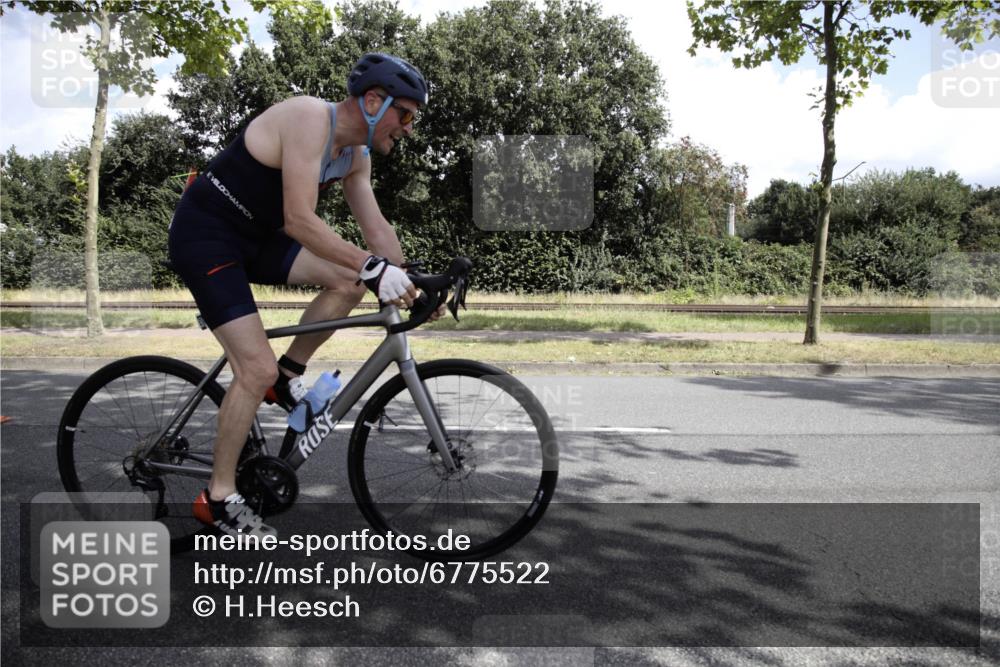 11.08.2024 - GEWOBA Citytriathlon Bremen H.Heesch http://msf.ph/oto/6775522 11.08.2024 11:45:03 Radfahren 827, 916, 927, 956, 964, 973, 996, 1030 meine-sportfotos.de