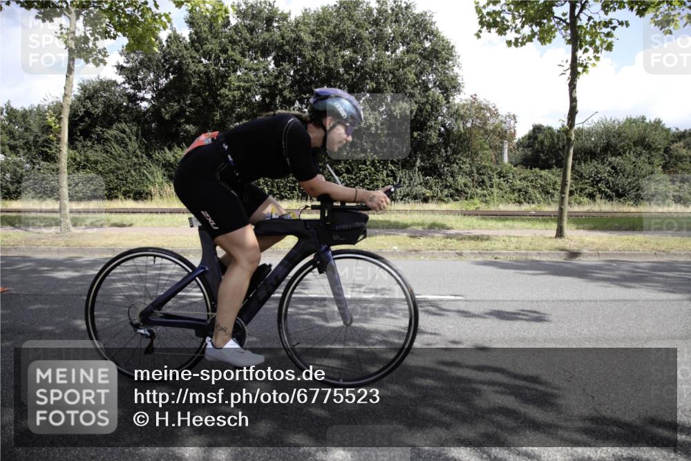 11.08.2024 - GEWOBA Citytriathlon Bremen H.Heesch http://msf.ph/oto/6775523 11.08.2024 11:45:05 Radfahren 819, 827, 916, 927, 956, 964, 973, 996, 1030 meine-sportfotos.de