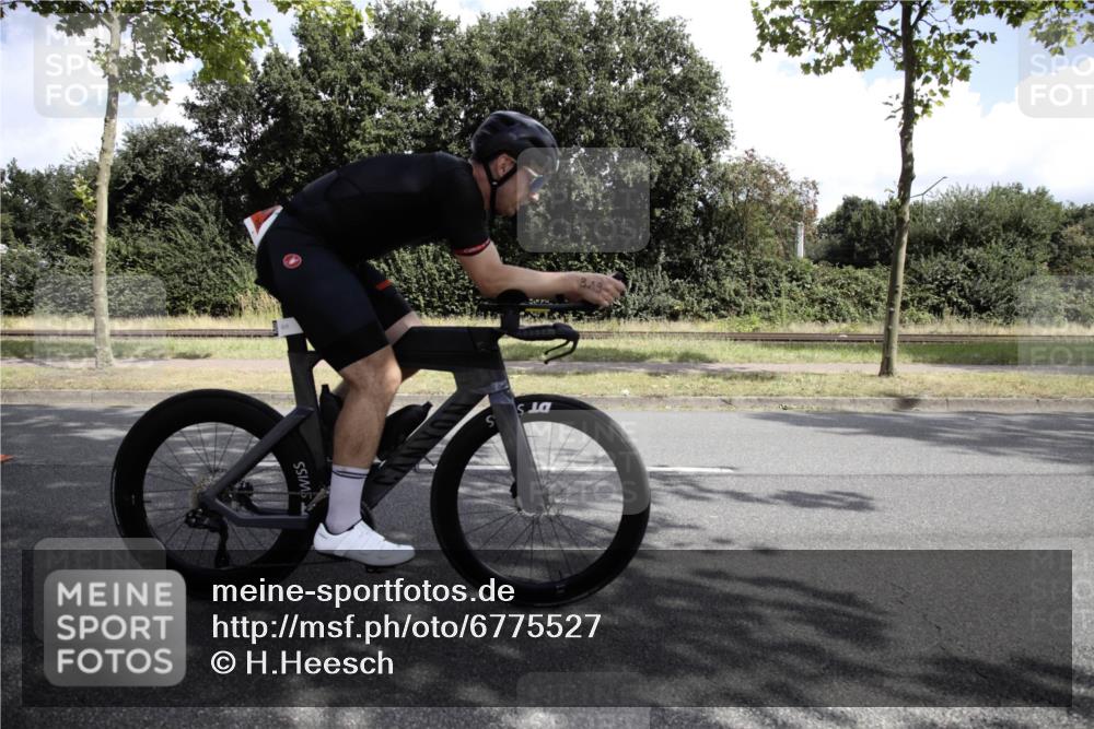 11.08.2024 - GEWOBA Citytriathlon Bremen H.Heesch http://msf.ph/oto/6775527 11.08.2024 11:45:17 Radfahren 819, 900, 973, 974, 1030 meine-sportfotos.de