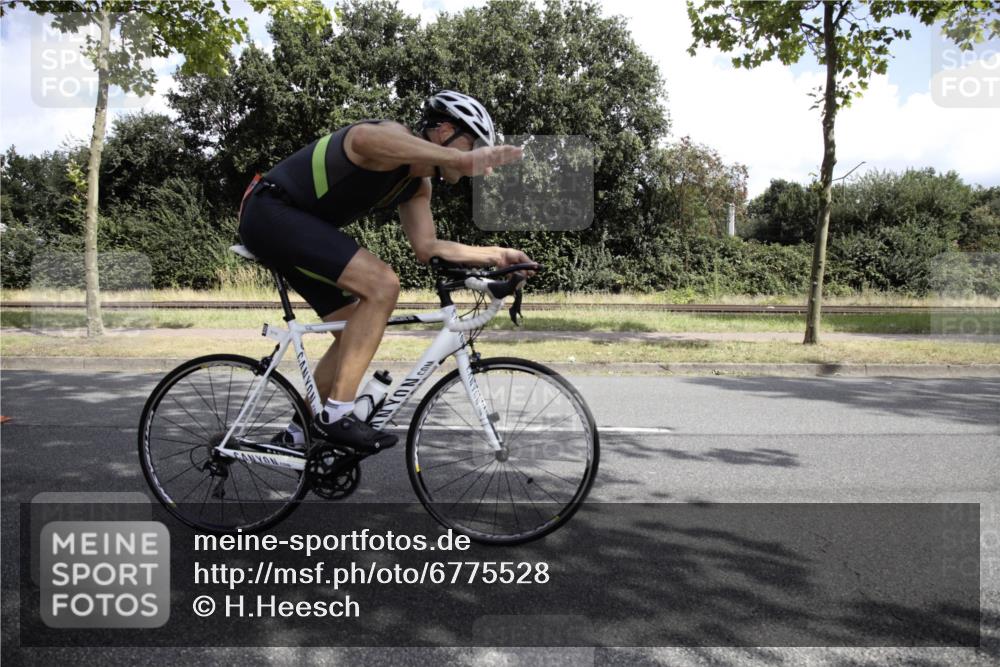 11.08.2024 - GEWOBA Citytriathlon Bremen H.Heesch http://msf.ph/oto/6775528 11.08.2024 11:45:20 Radfahren 819, 900, 974, 1030 meine-sportfotos.de