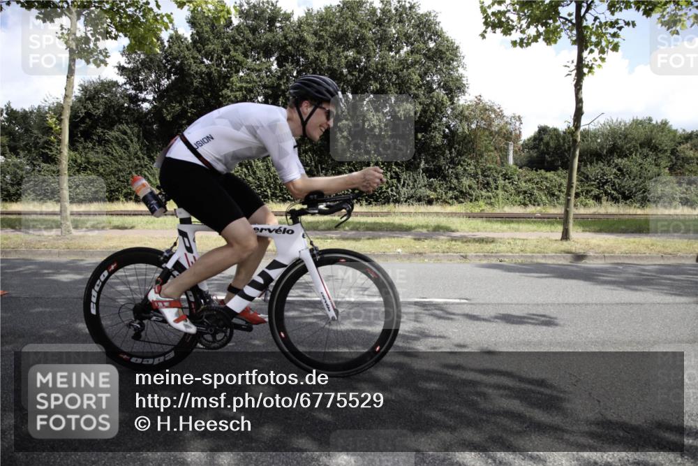 11.08.2024 - GEWOBA Citytriathlon Bremen H.Heesch http://msf.ph/oto/6775529 11.08.2024 11:45:23 Radfahren 819, 900, 974, 1030 meine-sportfotos.de