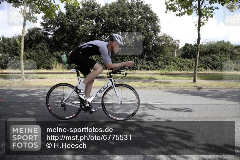 11.08.2024 - GEWOBA Citytriathlon Bremen H.Heesch http://msf.ph/oto/6775531 11.08.2024 11:45:29 Radfahren 819, 822, 900, 974, 994, 1029 meine-sportfotos.de