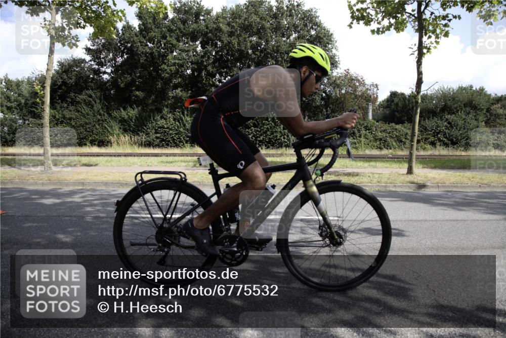 11.08.2024 - GEWOBA Citytriathlon Bremen H.Heesch http://msf.ph/oto/6775532 11.08.2024 11:45:41 Radfahren 822, 826, 867, 871, 873, 875, 936, 994, 1029 meine-sportfotos.de