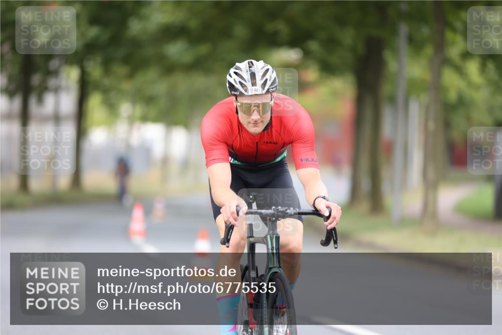 11.08.2024 - GEWOBA Citytriathlon Bremen H.Heesch http://msf.ph/oto/6775535 11.08.2024 11:43:04 Radfahren 756, 780, 1008 meine-sportfotos.de