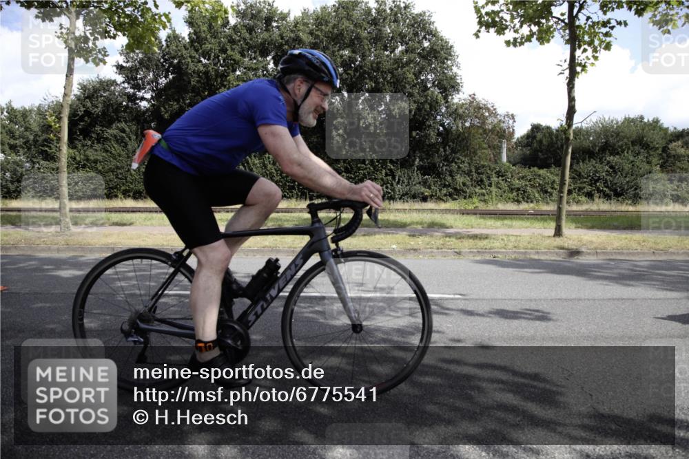 11.08.2024 - GEWOBA Citytriathlon Bremen H.Heesch http://msf.ph/oto/6775541 11.08.2024 11:45:47 Radfahren 822, 826, 867, 871, 873, 875, 936, 994, 1029 meine-sportfotos.de