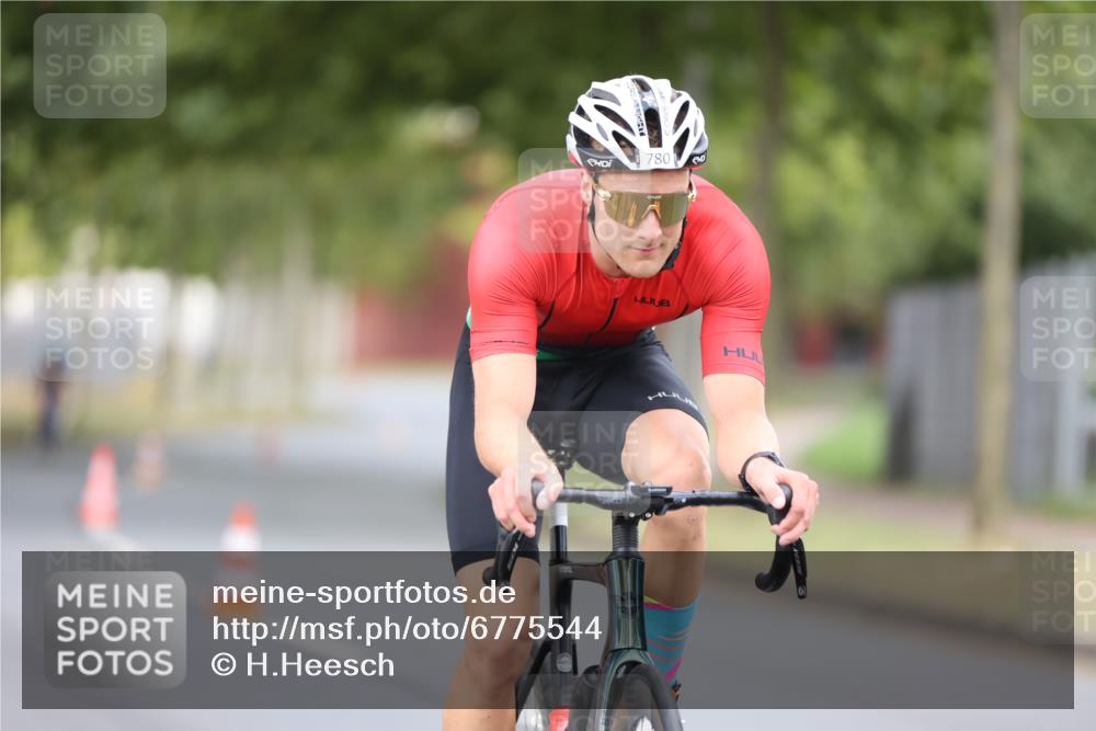 11.08.2024 - GEWOBA Citytriathlon Bremen H.Heesch http://msf.ph/oto/6775544 11.08.2024 11:43:04 Radfahren 756, 780, 1008 meine-sportfotos.de