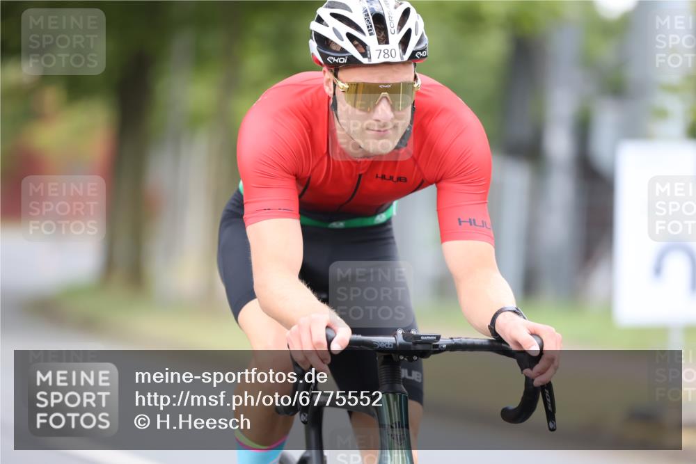 11.08.2024 - GEWOBA Citytriathlon Bremen H.Heesch http://msf.ph/oto/6775552 11.08.2024 11:43:05 Radfahren 756, 780, 1008 meine-sportfotos.de