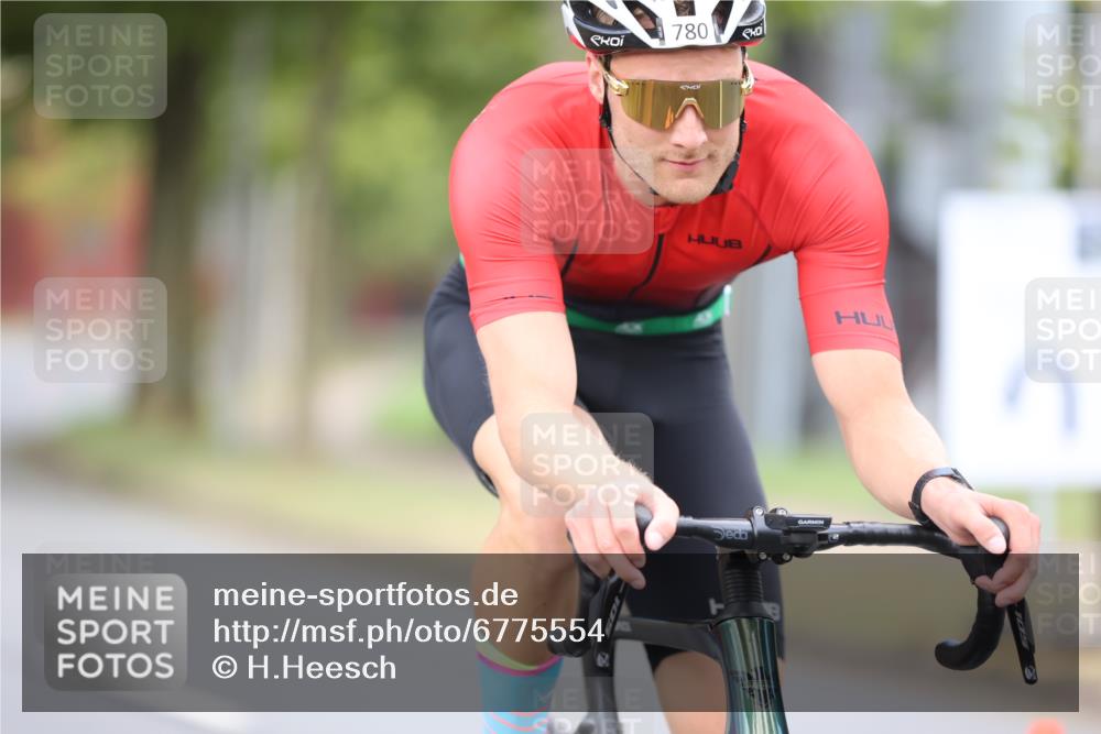 11.08.2024 - GEWOBA Citytriathlon Bremen H.Heesch http://msf.ph/oto/6775554 11.08.2024 11:43:05 Radfahren 756, 780, 1008 meine-sportfotos.de