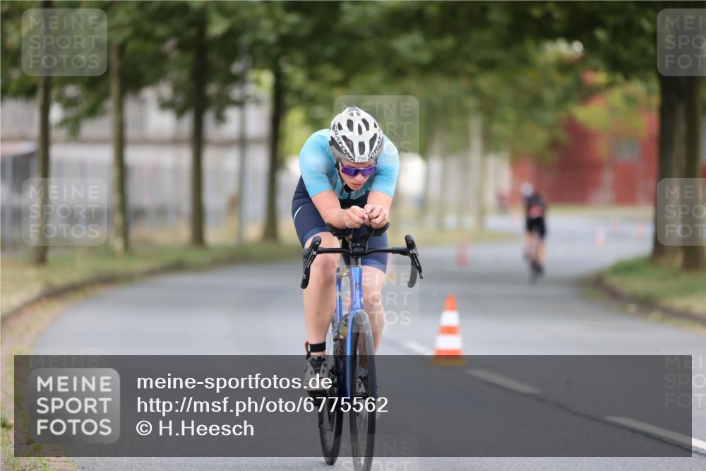 11.08.2024 - GEWOBA Citytriathlon Bremen H.Heesch http://msf.ph/oto/6775562 11.08.2024 11:43:10 Radfahren 756, 780 meine-sportfotos.de
