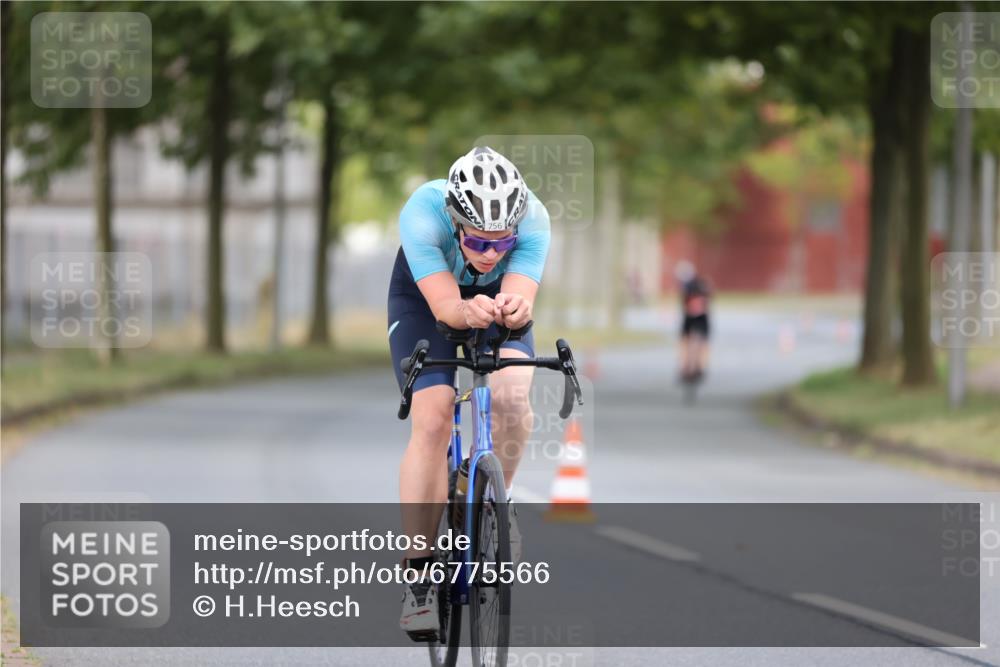 11.08.2024 - GEWOBA Citytriathlon Bremen H.Heesch http://msf.ph/oto/6775566 11.08.2024 11:43:10 Radfahren 756, 780 meine-sportfotos.de