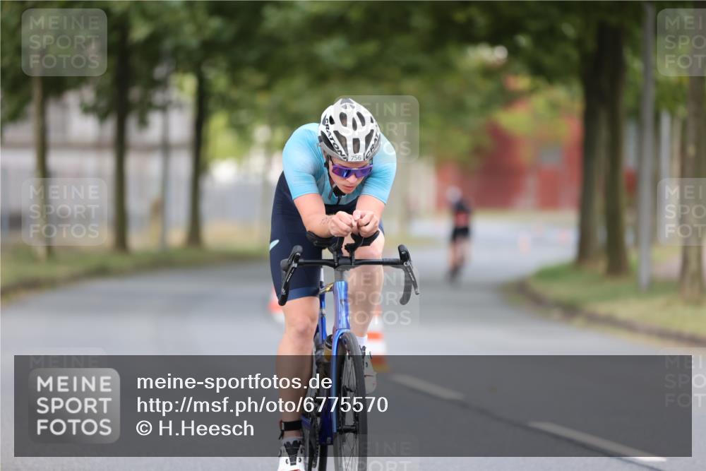 11.08.2024 - GEWOBA Citytriathlon Bremen H.Heesch http://msf.ph/oto/6775570 11.08.2024 11:43:11 Radfahren 756, 780, 967 meine-sportfotos.de