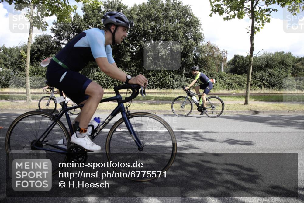 11.08.2024 - GEWOBA Citytriathlon Bremen H.Heesch http://msf.ph/oto/6775571 11.08.2024 11:46:30 Radfahren 703, 757, 768, 773, 839, 843, 942, 1040 meine-sportfotos.de