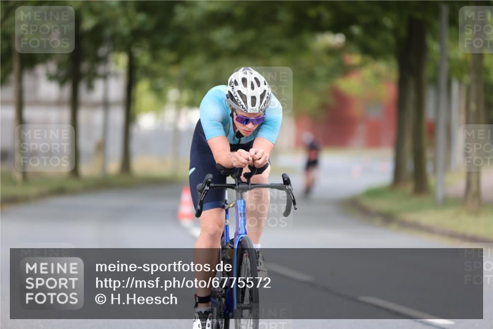 11.08.2024 - GEWOBA Citytriathlon Bremen H.Heesch http://msf.ph/oto/6775572 11.08.2024 11:43:11 Radfahren 756, 780, 967 meine-sportfotos.de