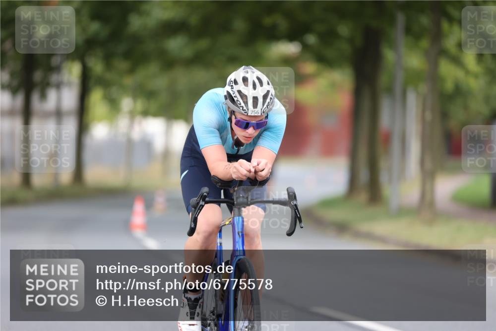 11.08.2024 - GEWOBA Citytriathlon Bremen H.Heesch http://msf.ph/oto/6775578 11.08.2024 11:43:11 Radfahren 756, 780, 967 meine-sportfotos.de