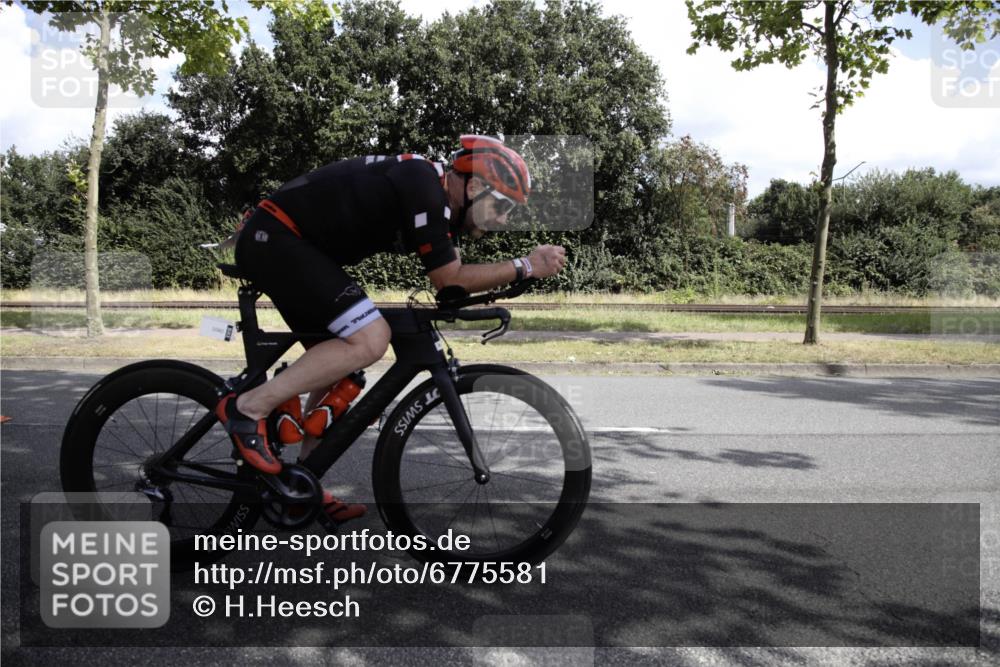 11.08.2024 - GEWOBA Citytriathlon Bremen H.Heesch http://msf.ph/oto/6775581 11.08.2024 11:46:44 Radfahren 703, 798, 903, 942, 1040 meine-sportfotos.de