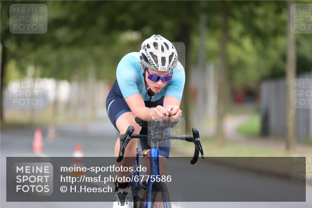 11.08.2024 - GEWOBA Citytriathlon Bremen H.Heesch http://msf.ph/oto/6775586 11.08.2024 11:43:11 Radfahren 756, 780, 967 meine-sportfotos.de