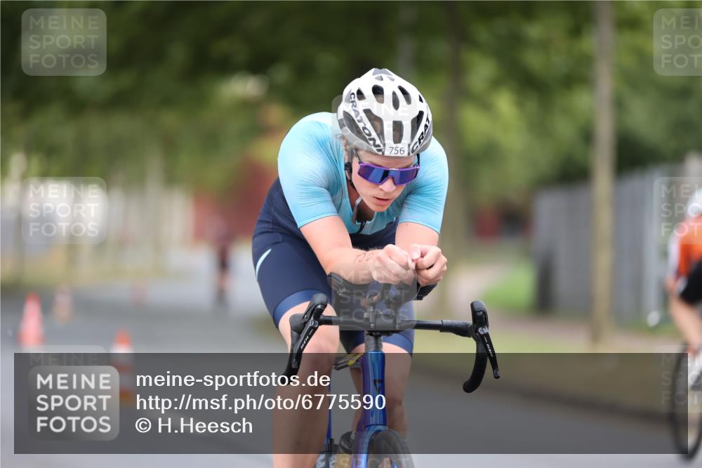 11.08.2024 - GEWOBA Citytriathlon Bremen H.Heesch http://msf.ph/oto/6775590 11.08.2024 11:43:11 Radfahren 756, 780, 967 meine-sportfotos.de
