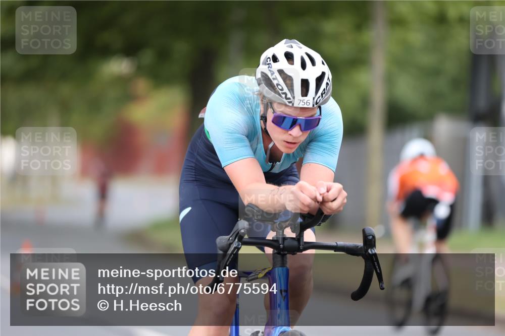 11.08.2024 - GEWOBA Citytriathlon Bremen H.Heesch http://msf.ph/oto/6775594 11.08.2024 11:43:11 Radfahren 756, 780, 967 meine-sportfotos.de
