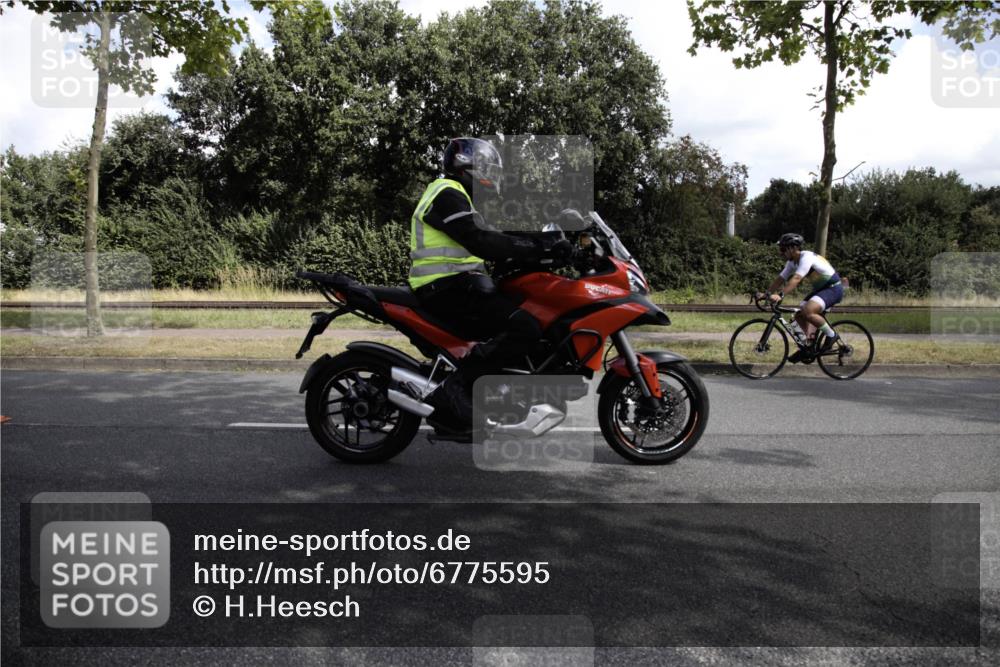 11.08.2024 - GEWOBA Citytriathlon Bremen H.Heesch http://msf.ph/oto/6775595 11.08.2024 11:47:27 Radfahren 752, 779, 800, 860, 864, 865, 899, 944, 958, 997, 1019 meine-sportfotos.de