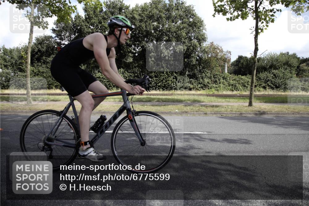 11.08.2024 - GEWOBA Citytriathlon Bremen H.Heesch http://msf.ph/oto/6775599 11.08.2024 11:47:35 Radfahren 752, 800, 860, 899, 907, 911, 933, 944, 958, 997, 1013, 1015, 1019 meine-sportfotos.de