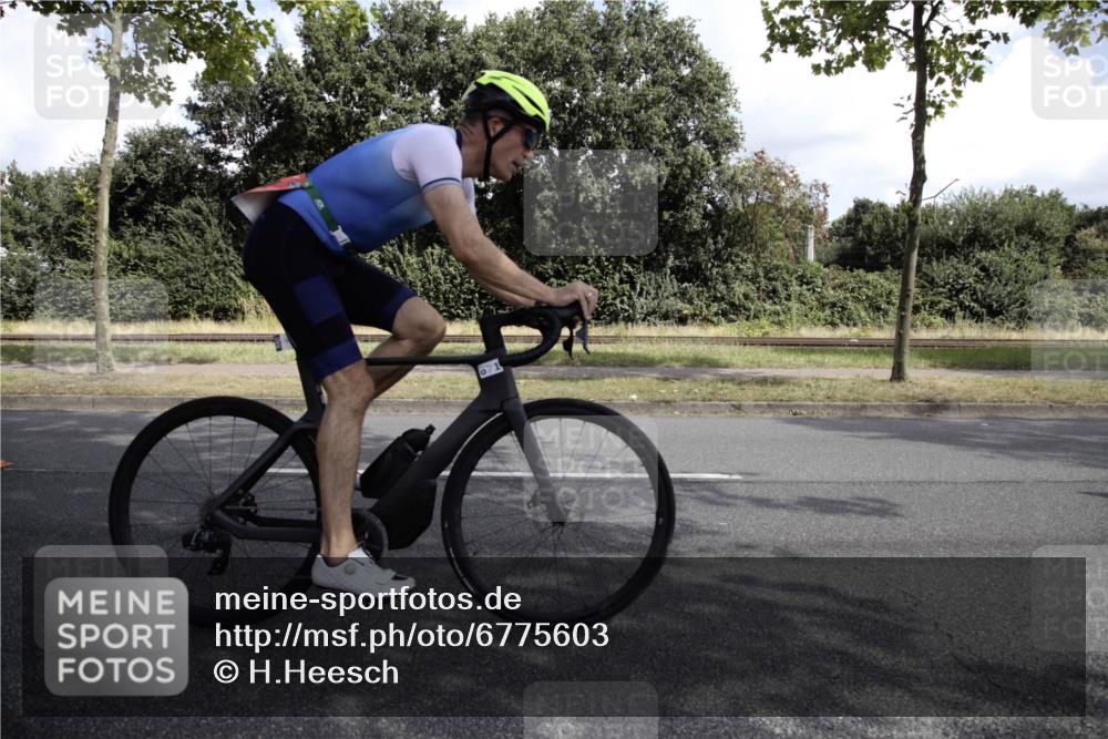 11.08.2024 - GEWOBA Citytriathlon Bremen H.Heesch http://msf.ph/oto/6775603 11.08.2024 11:47:38 Radfahren 752, 832, 860, 899, 907, 911, 933, 944, 958, 997, 1013, 1015, 1019 meine-sportfotos.de