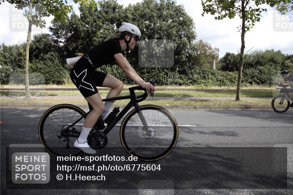 11.08.2024 - GEWOBA Citytriathlon Bremen H.Heesch http://msf.ph/oto/6775604 11.08.2024 11:47:39 Radfahren 752, 832, 860, 899, 907, 911, 933, 944, 958, 997, 1013, 1015, 1019 meine-sportfotos.de