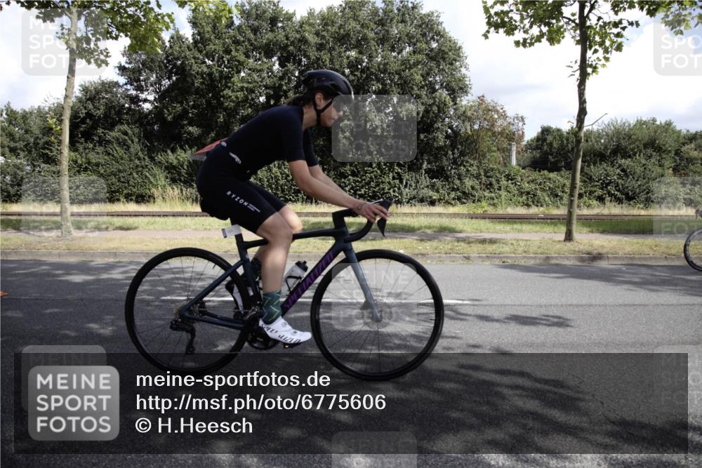 11.08.2024 - GEWOBA Citytriathlon Bremen H.Heesch http://msf.ph/oto/6775606 11.08.2024 11:47:41 Radfahren 752, 832, 860, 899, 907, 911, 924, 933, 944, 958, 997, 1013, 1015, 1019 meine-sportfotos.de