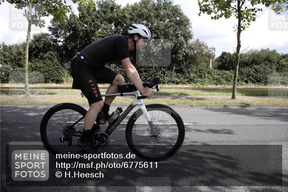 11.08.2024 - GEWOBA Citytriathlon Bremen H.Heesch http://msf.ph/oto/6775611 11.08.2024 11:47:44 Radfahren 752, 832, 899, 907, 911, 924, 933, 944, 958, 997, 1013, 1015, 1019 meine-sportfotos.de