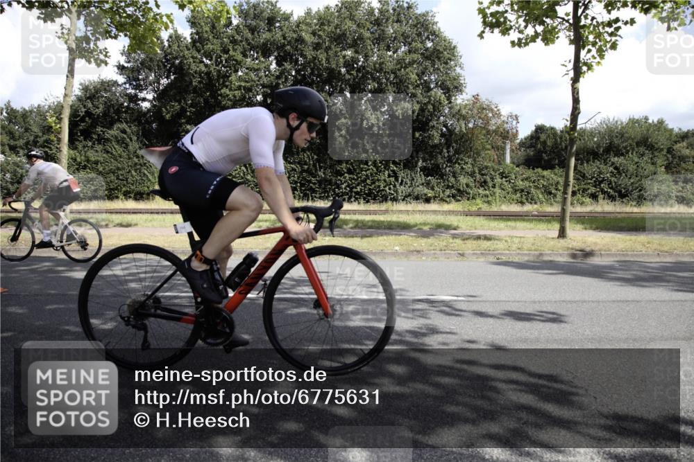 11.08.2024 - GEWOBA Citytriathlon Bremen H.Heesch http://msf.ph/oto/6775631 11.08.2024 11:48:11 Radfahren 760, 809, 851, 886, 906, 918, 928 meine-sportfotos.de