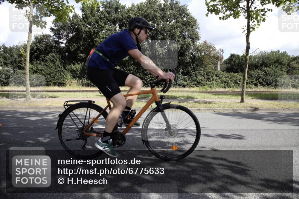 11.08.2024 - GEWOBA Citytriathlon Bremen H.Heesch http://msf.ph/oto/6775633 11.08.2024 11:48:19 Radfahren 760, 809, 847, 851, 886, 939, 1025 meine-sportfotos.de