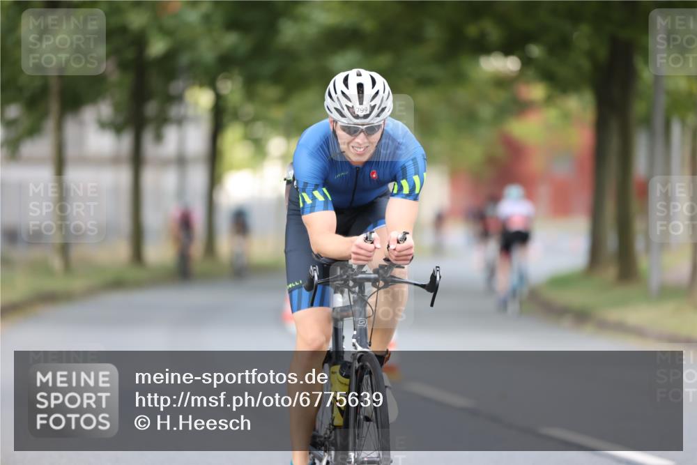 11.08.2024 - GEWOBA Citytriathlon Bremen H.Heesch http://msf.ph/oto/6775639 11.08.2024 11:43:24 Radfahren 846, 868, 925, 967 meine-sportfotos.de