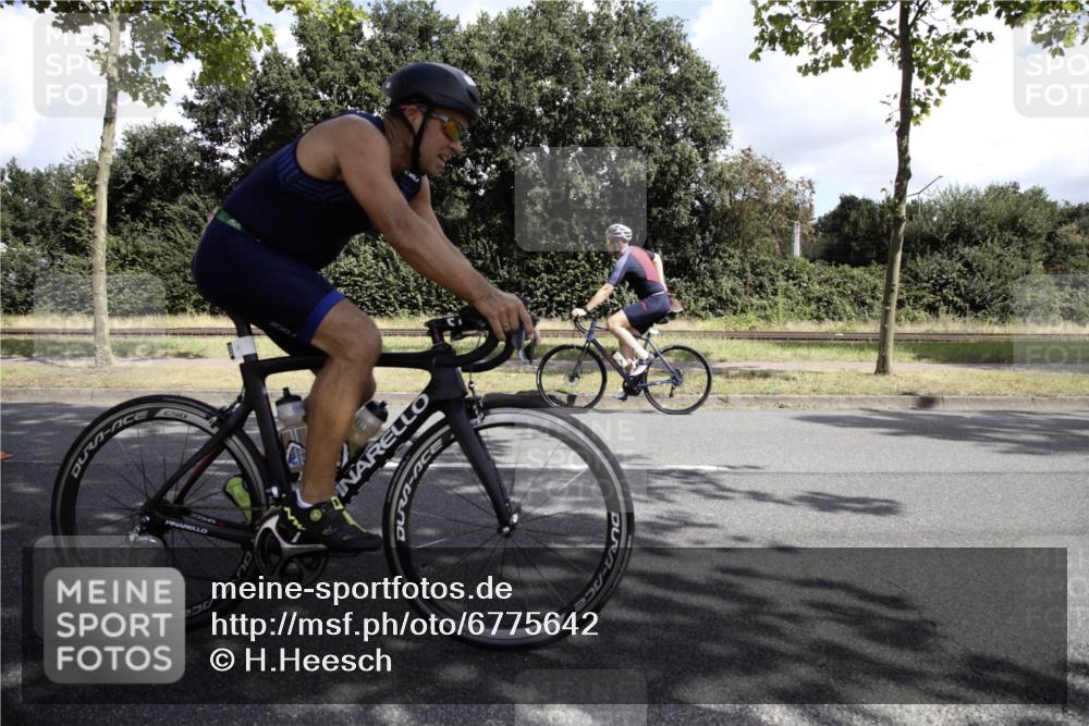 11.08.2024 - GEWOBA Citytriathlon Bremen H.Heesch http://msf.ph/oto/6775642 11.08.2024 11:48:34 Radfahren 787, 829, 847, 870, 939, 1025 meine-sportfotos.de